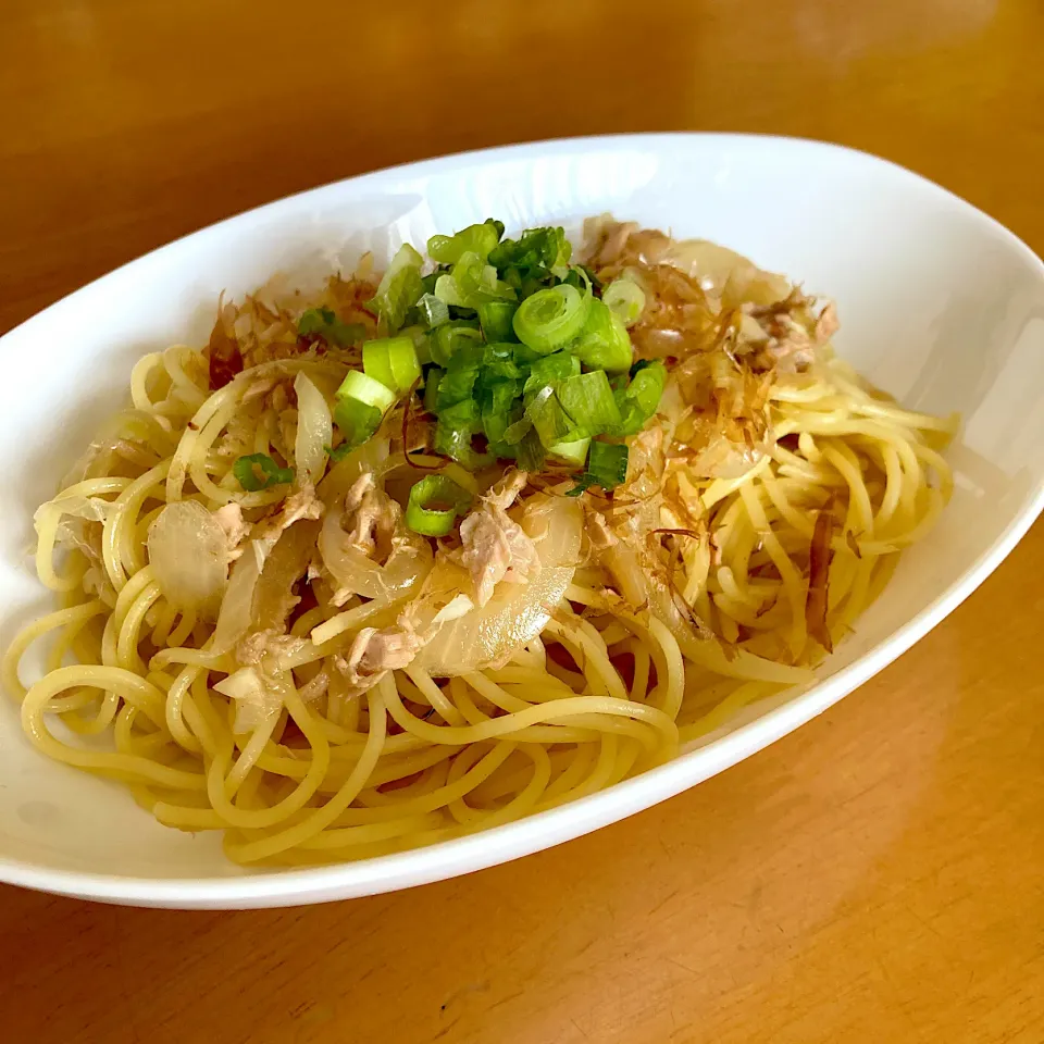 ツナと玉ねぎのにんにく醤油パスタ|しらたまさん