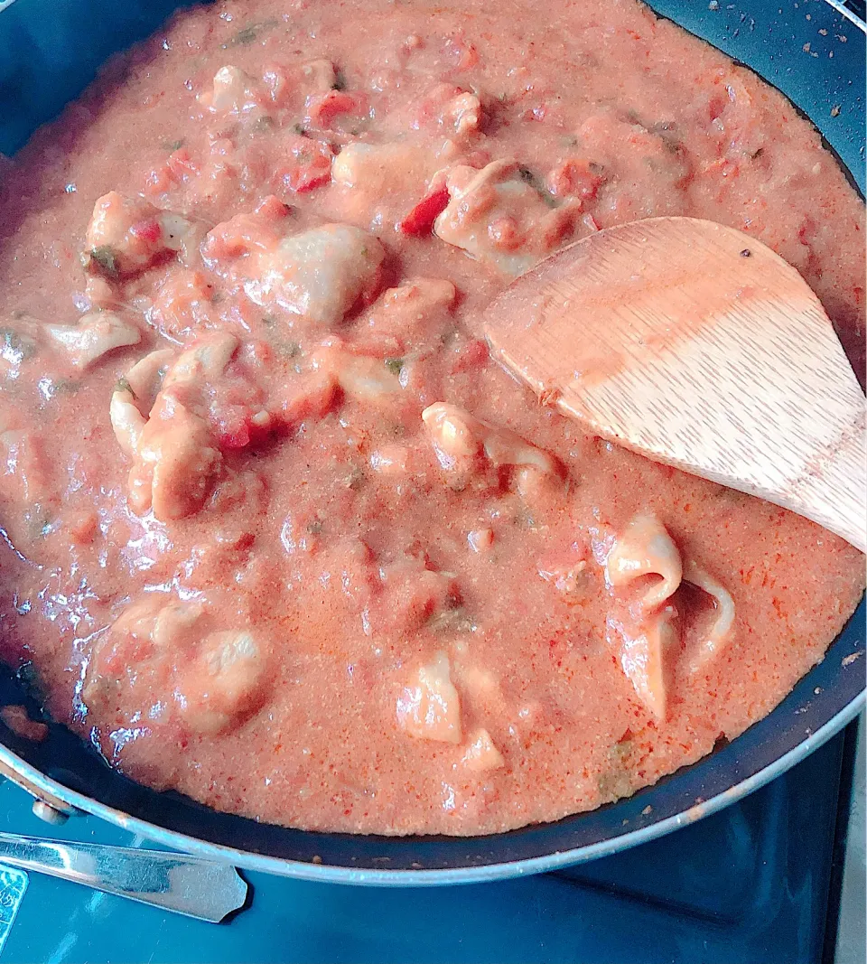 休日。時間があると最近ハマって作ってるバターチキンカレー🍛とりあえず冷凍で娘に送る分。息子ちゃんにはまた今度ね😅|ぁゃ🍃さん