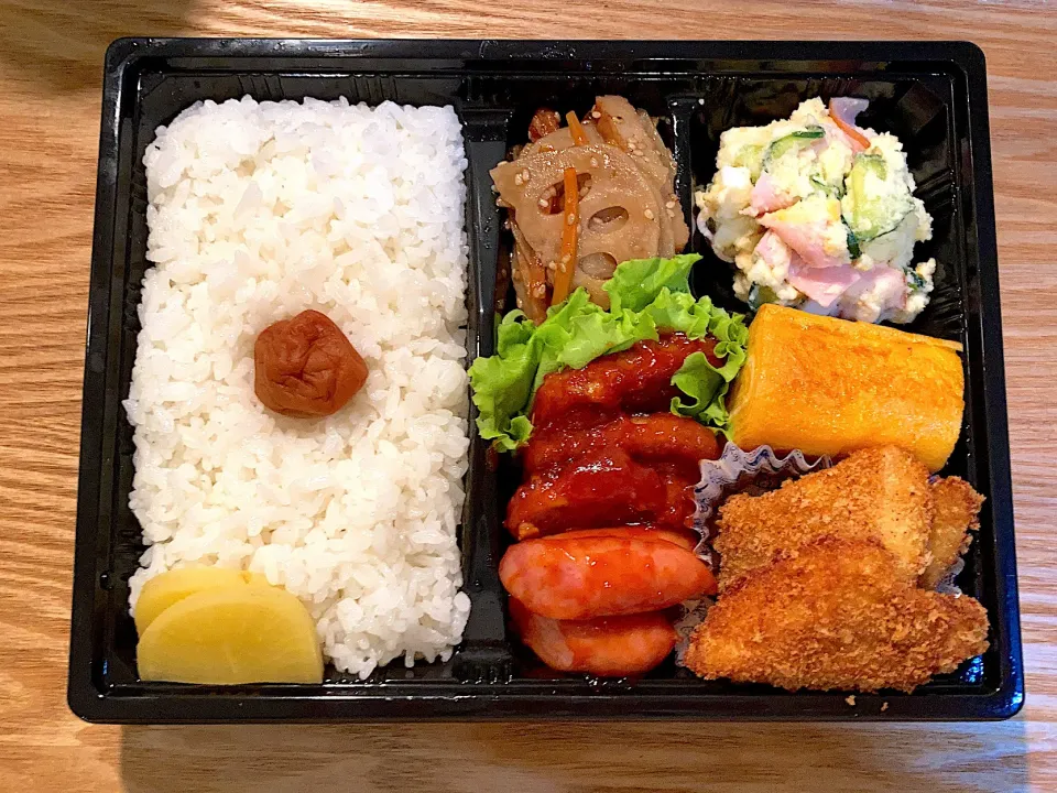 ピリ辛ブタ　魚フライ　ポテサラ　きんぴら蓮根弁当|あぐりさん