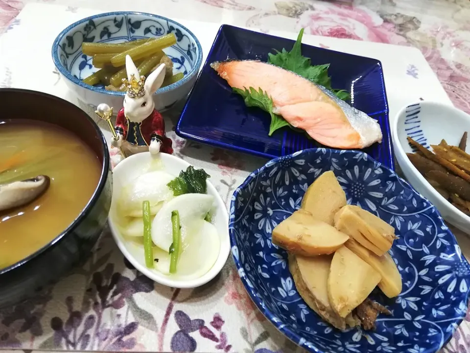 Snapdishの料理写真:''21,4/11
甘塩鮭と作りおきで晩ご飯😋|たえさん