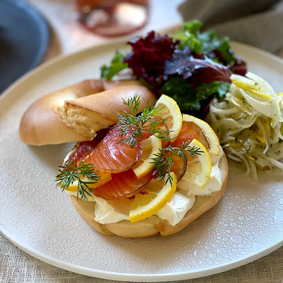 Snapdishの料理写真:🌷#春和景明 🏞春色ロゼと共に💞 ①. 🥯#ベーグルサンド #bagelsandwich [ #自家製スモークサーモン 、クリームチーズ、レモン ]|ゆきぽん@ゆきの家飲み料理さん