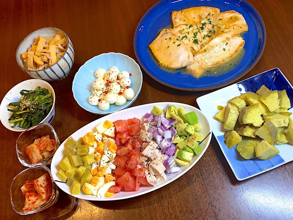 今日の夕飯。カジキのニンニクバター醤油焼き、コブサラダ、ふかし芋、モッツァレラチーズ、ニラナムル、キムチ、筍油揚げ煮もの|YOKOさん