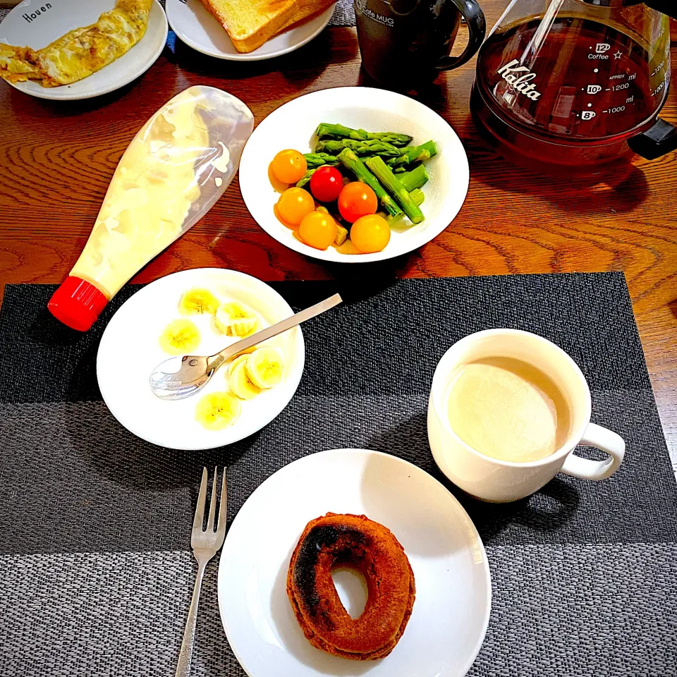 Snapdishの料理写真:4月 11日  朝ごはん  卵ドーナツ、カフェオレ、ヨーグルトバナナ、アスパラ、トマト|yakinasuさん