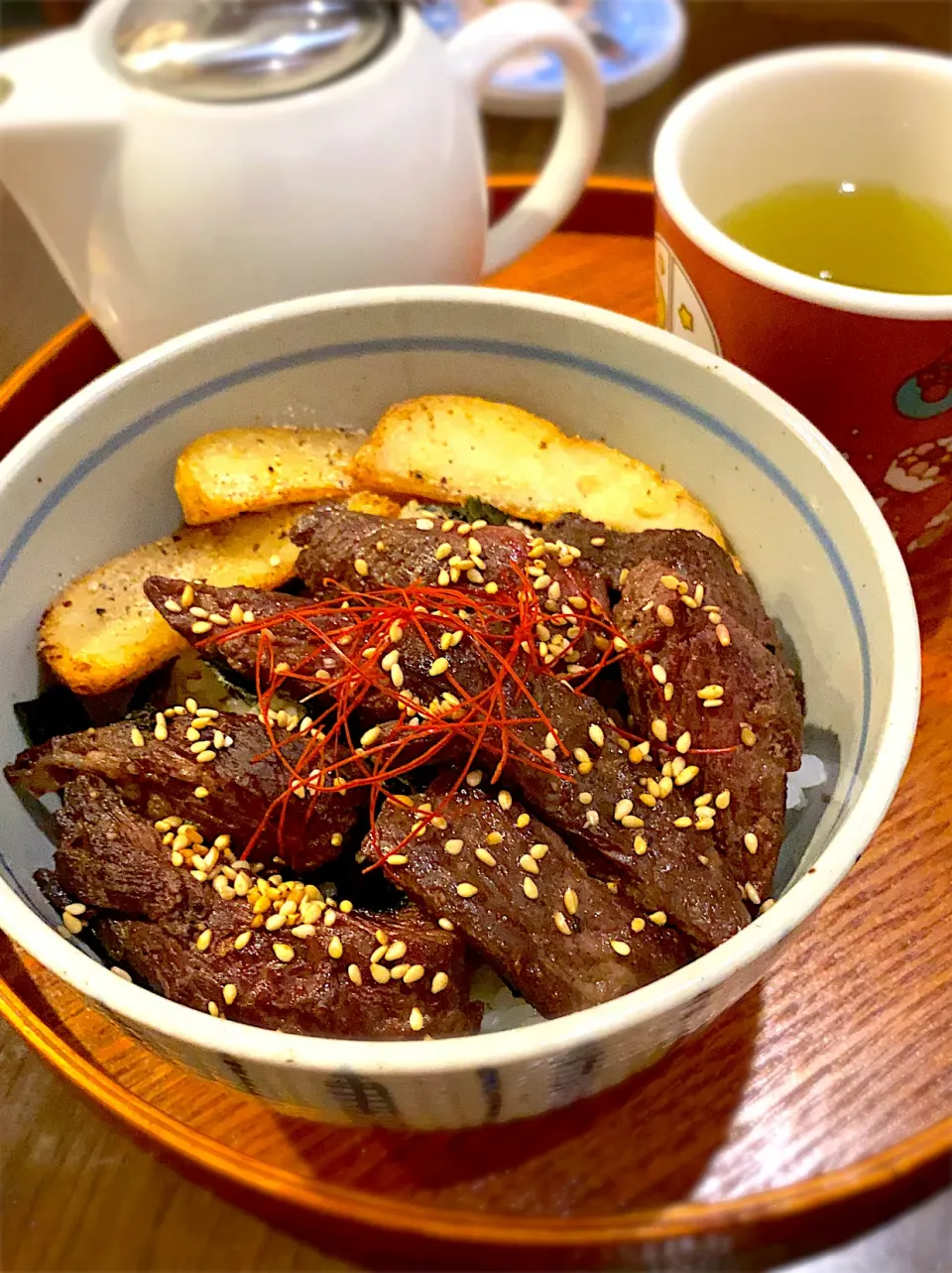 ビーフステーキ丼　ガーリック醤油ダレ　焼き海苔　糸唐辛子　フライドポテト　お茶|ch＊K*∀o(^^*)♪さん