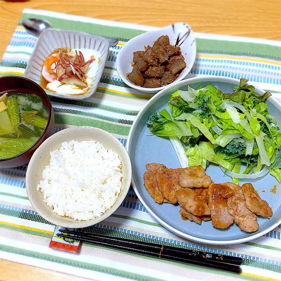 Snapdishの料理写真:ヒレ肉焼き、サラダ、温玉、雷こんにゃく、味噌汁(小松菜、油揚げ)|ツインうさぎさん