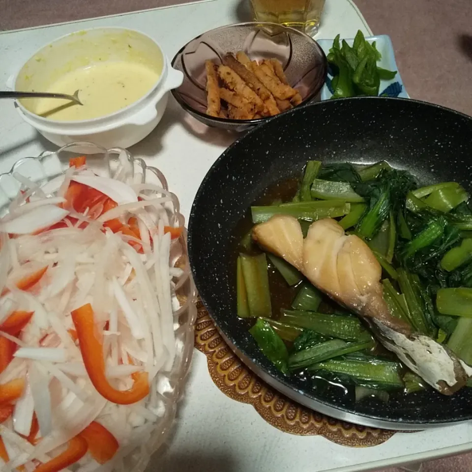 Snapdishの料理写真:今日の晩御飯
※鱈の味醂漬けと小松菜のフライパン蒸し
※大根と新玉ねぎとパプリカのサラダ～タルタルヨーグルトドレッシング
※ピーマンの糠漬け
※人参
※ハイボール|れあMIXさん