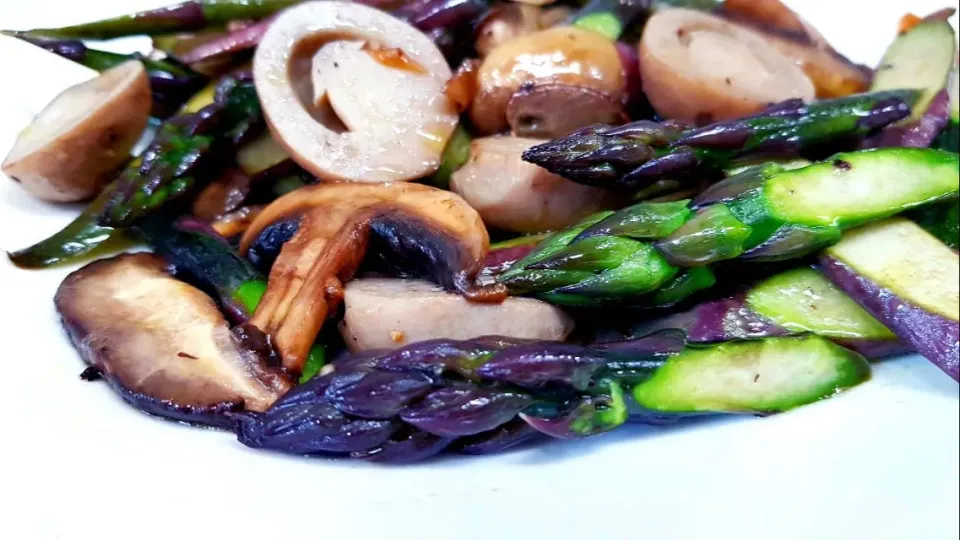 saute asparagus and assorted mushrooms|steven z.y.さん