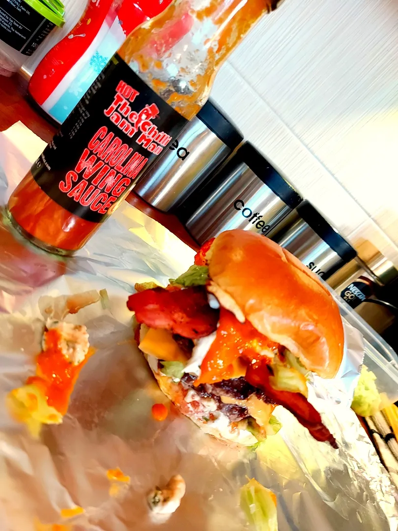 Be rude not too burger night again, 3 different cuts of prime meat double  smashed pattys with cheese, homemade garlic and herb sauce and Caroline reaper sauce |billygさん