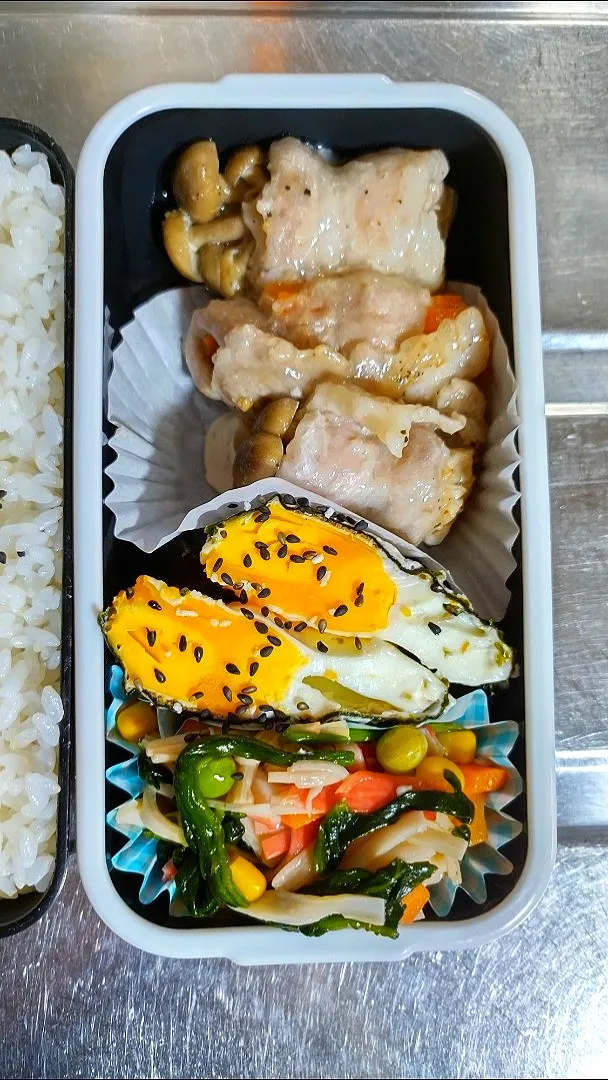 旦那弁当　2021/4/12

しめじとにんじんの肉巻き
ピリ辛のりたま
カニカマとほうれん草のあえ物|ユキヨメ♪さん