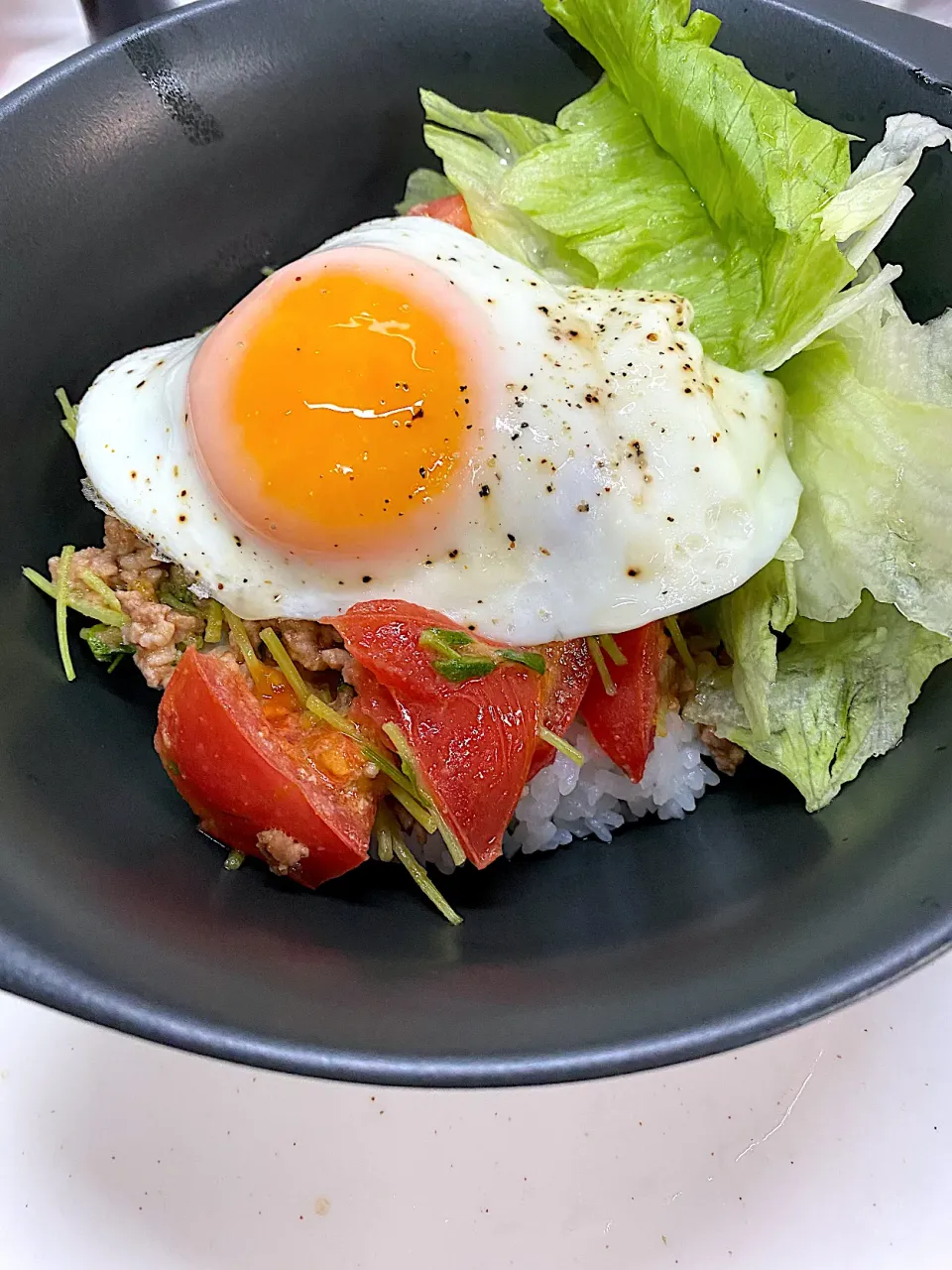 Snapdishの料理写真:トマトのそぼろカフェ丼|atsucoさん