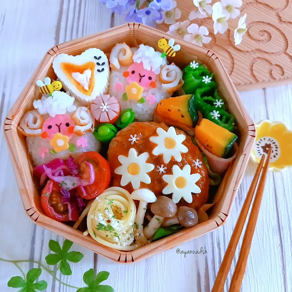 🐏🐏ひつじおにぎりと
お花ハンバーグの春弁当🌼🌼|ayano.adshさん