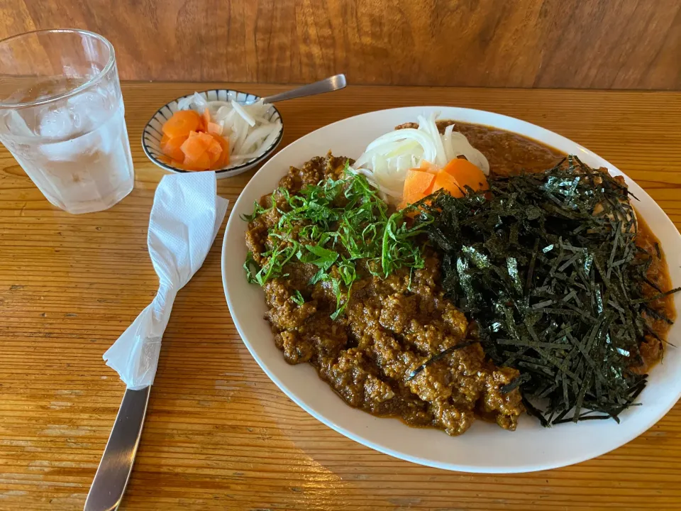 Snapdishの料理写真:キーマ3とキーマクラシック極辛のりだくあいがけ🍛味玉トッピング🥚ピクルスマシマシ🥒|buhizouさん