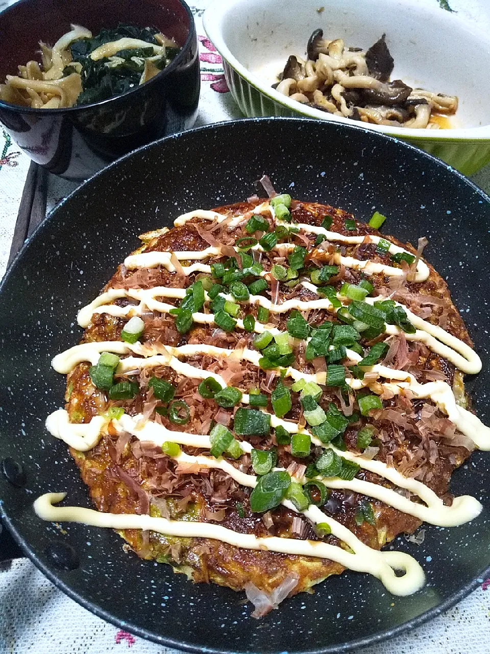 今日のお昼ごはん
※ひき肉入りで満腹おからパウダーのお好み焼き
※きのこ炒め
※きのことワカメのお味噌汁|れあMIXさん