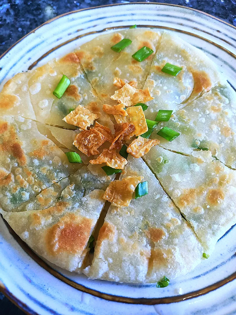 Snapdishの料理写真:Spring onion 🧅 sesame oil pancakes using spring onions from garden 😋🤤|Fatmamaさん