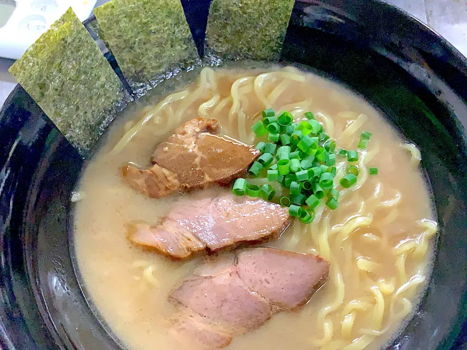 Snapdishの料理写真:豚骨醤油ラーメン|やぎにぃさん