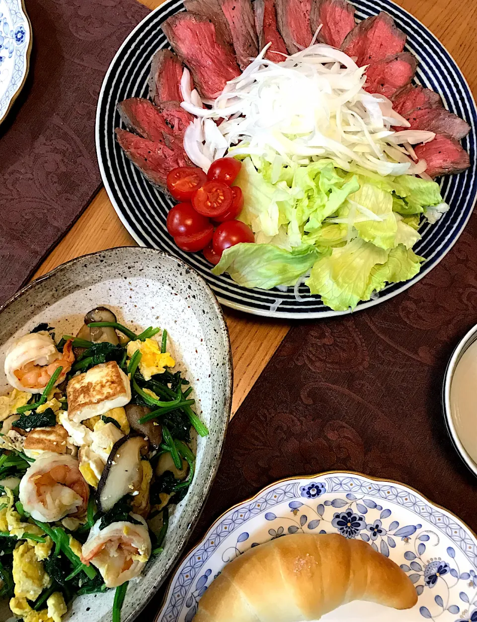 Snapdishの料理写真:ローストビーフ，海老とほうれん草の中華風炒め|sobacoさん