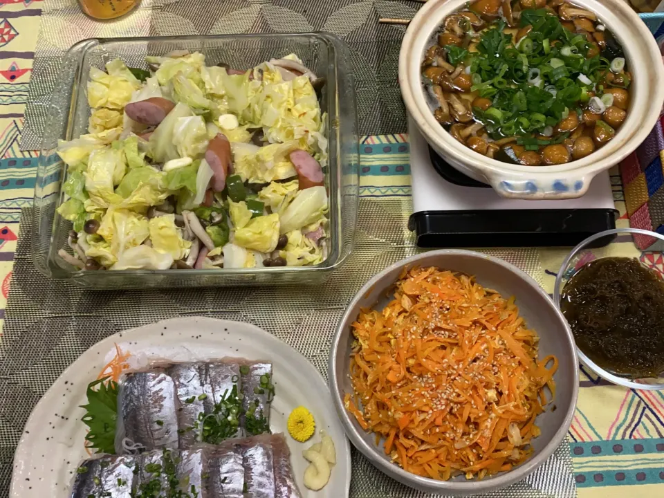 春キャベツとソーセージのレンチン蒸し、豆腐となめことわかめの出汁煮、にんじんしりしり、もずく酢、鯵刺身|peanutsさん