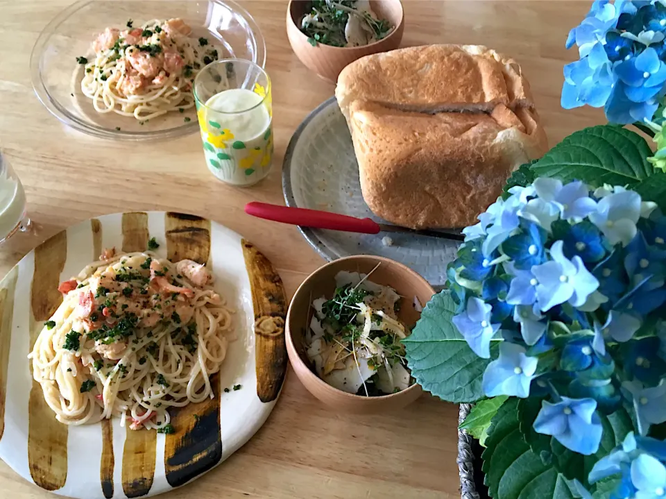 蟹とトマトのクリームパスタ💚スプラウトサラダ💚林檎とオレンジ入りグリーンムージー💚焼きたて豆乳パン🍞|さくたえさん