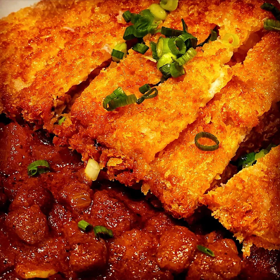 Homemade Breaded Pork (Katsu) deep fried with Boiled Rice and spicy Pork & Apple Curry 🍛 #katsu #pork #curry #homecooking #chefemanuel #tokyo 
#freshlymade  #i|Emanuel Hayashiさん