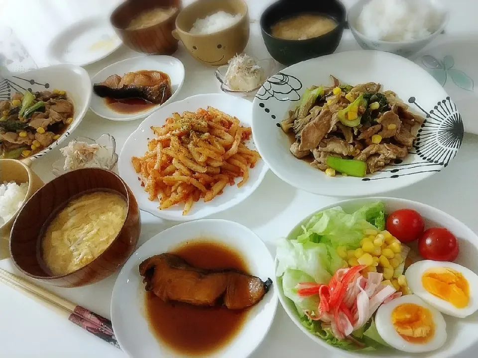 夕食(*^^*)
豚肉の野菜炒め(チンゲン菜、舞茸、コーン)
銀だら煮付け
ポテトのタラコバターソテー
冷やっこしらすのせ
サラダ🥗(レタス、プチトマト、コーン、ゆで卵、カニカマ)
お味噌汁(卵、しらす、油揚げ)|プリン☆さん