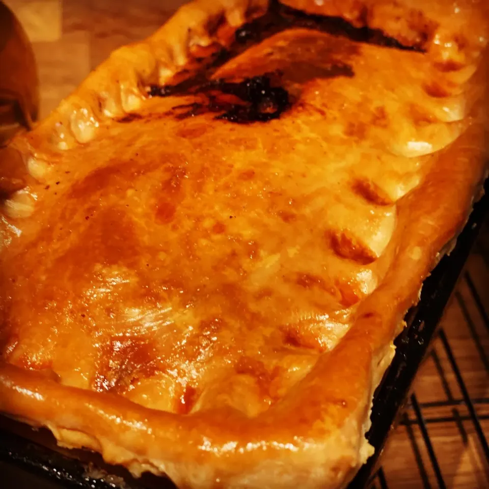 Just finished baking my Pork onion & Apple Pie letting it cook down 
My first time at making|Emanuel Hayashiさん