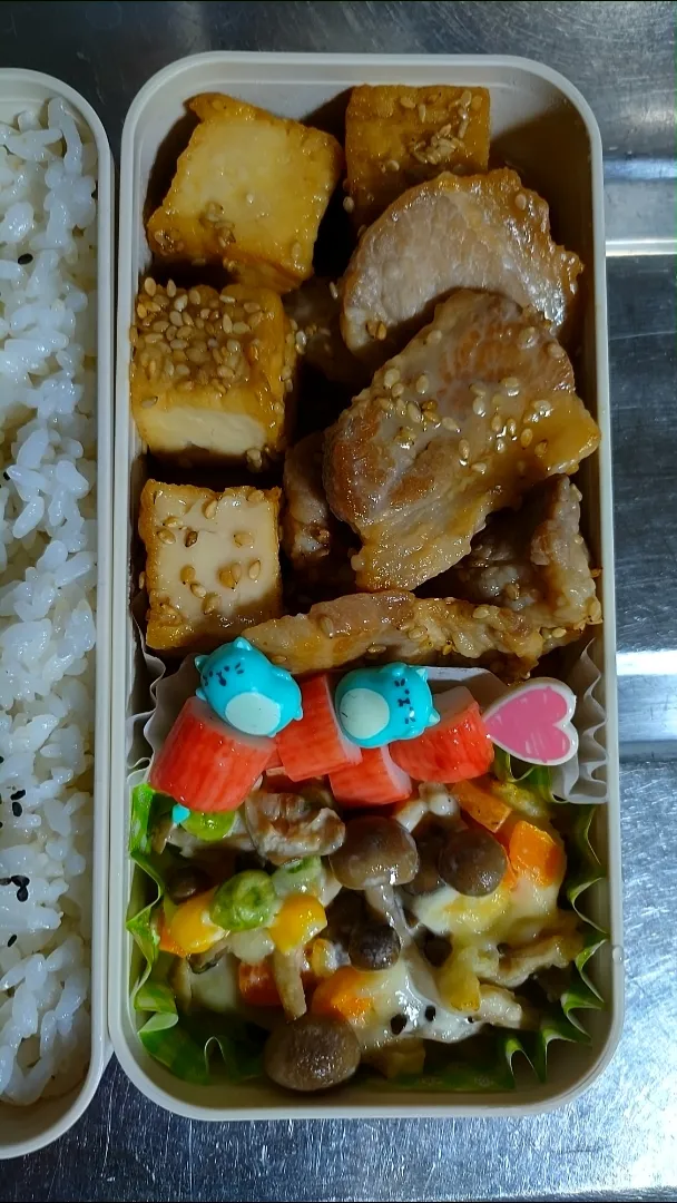 旦那弁当　2021/4/13

厚揚げポークのゴマ照り焼き
カニカマ
しめじとベジのマヨチーズ焼き|ユキヨメ♪さん