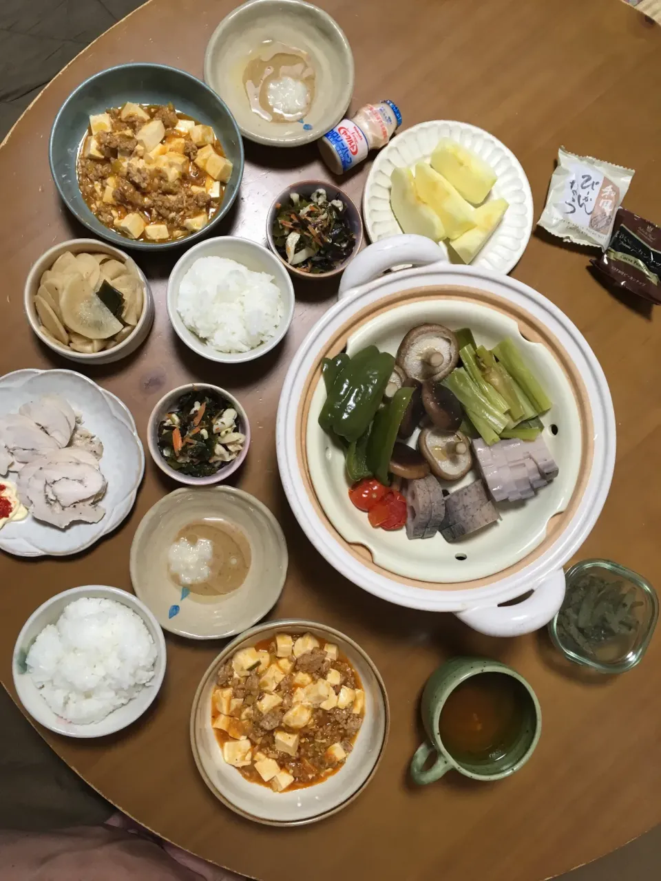 Snapdishの料理写真:土曜日の晩御飯😋蒸し野菜、鶏ハム、麻婆豆腐、ワカメ入り酢モツ、大根のカボス醤油漬け、ご飯、リンゴ、ピーカンナッツチョコ|さくたえさん