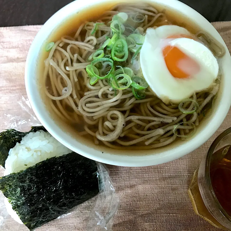 Snapdishの料理写真:お蕎麦と鮭のおにぎり|純さん