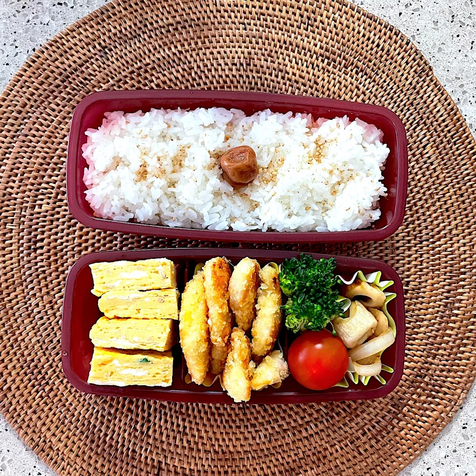 おじゃこと青葱の卵焼き、鶏胸肉塩麹味のパン粉焼き、ブロッコリー、ミニトマト、ちくわと玉ねぎ炒め|しーさん