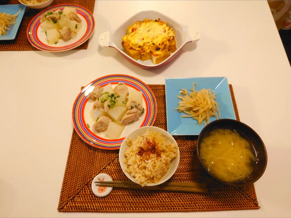 Snapdishの料理写真:今日の夕食　大根と鶏肉の甘酒煮、もやしの胡麻和え、厚揚げのキムチチーズ焼き、玄米、玉ねぎとわかめの味噌汁|pinknari🐰🌈さん