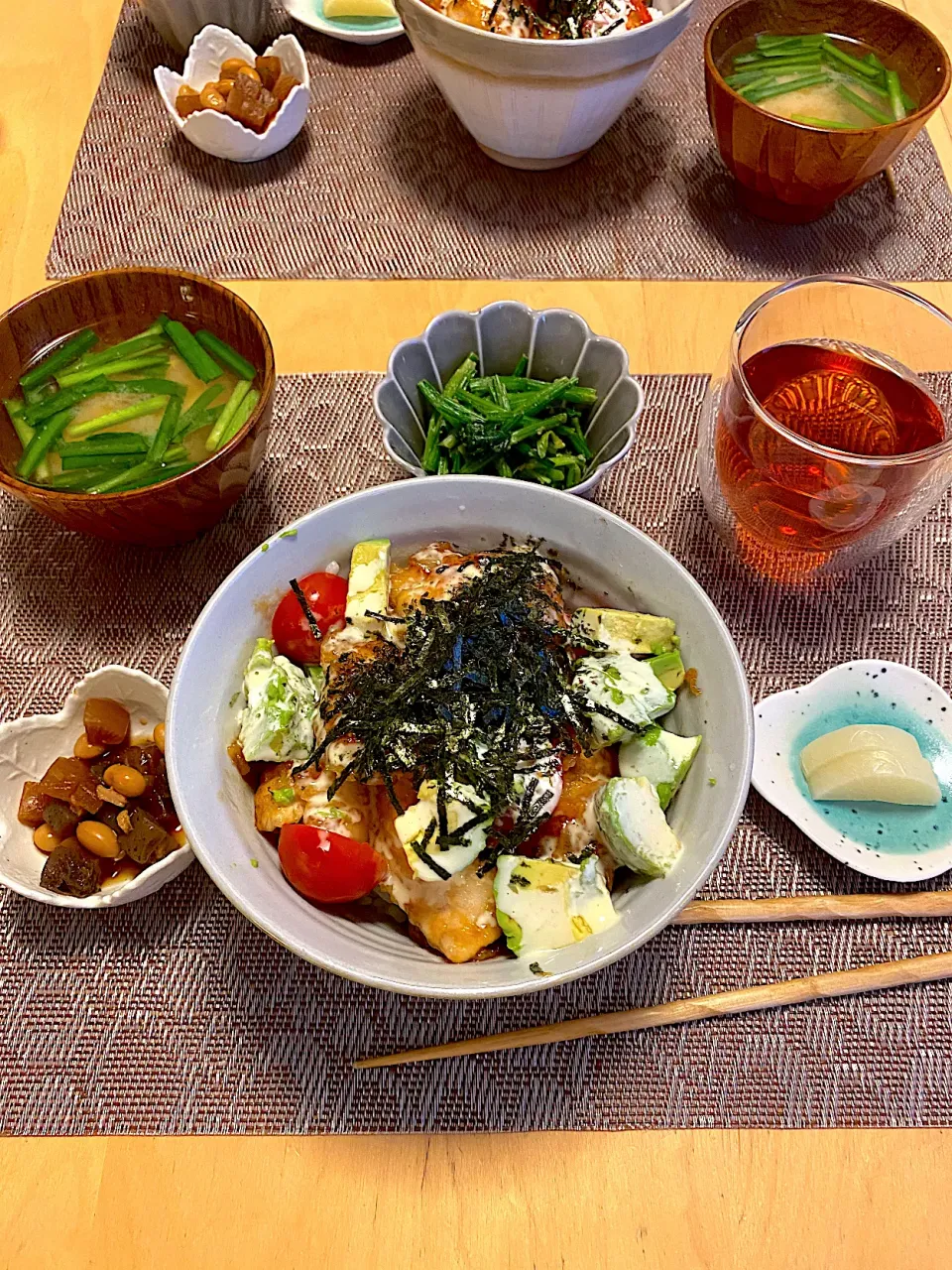 胸肉の照りマヨ丼　ほうれん草の胡麻和え　こんにゃくと大根の照り煮|エトフさん