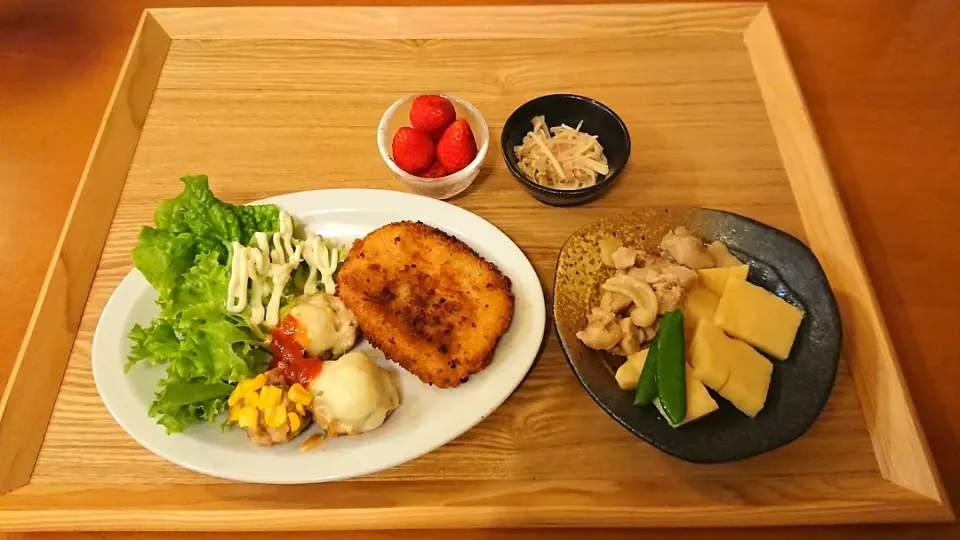 ☆ミニハンバーグ&牛スジコロッケ
☆タケノコと鶏肉の煮物
☆えのきベーコン
☆いちご|chikakoさん