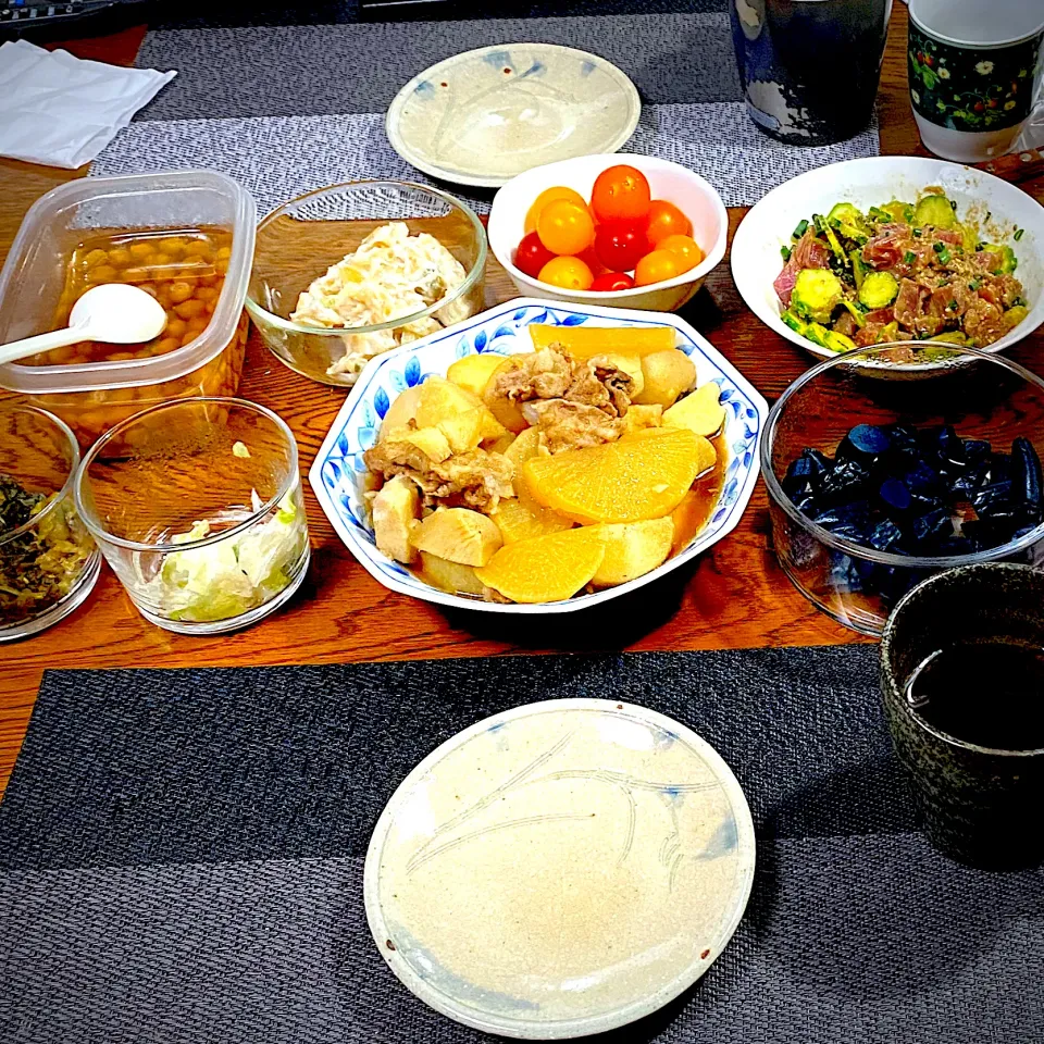 Snapdishの料理写真:大根里芋牛バラの煮物、鮪、アボカド、胡瓜のカルバッチヨ、ひよこ豆甘煮、常備菜、漬物|yakinasuさん