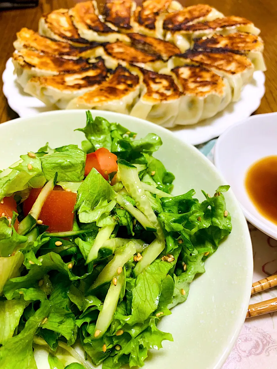 Snapdishの料理写真:手包み餃子とチョレギサラダ🥗|ちはるさん