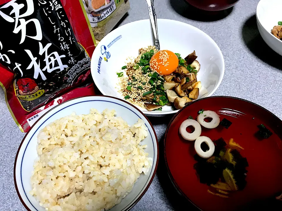 Snapdishの料理写真:こんな時間になってしまったので軽くにした #夕飯 ロウカット玄米、お吸物、男梅ふりかけ、炒め椎茸ゴマ黄身ネギ納豆|ms903さん