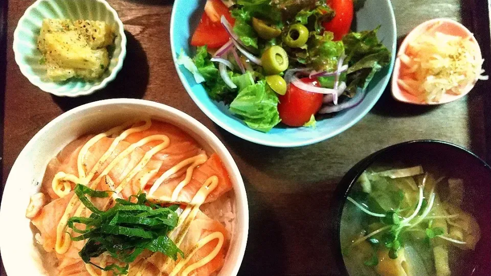 Snapdishの料理写真:炙りサーモン丼|まにょさん