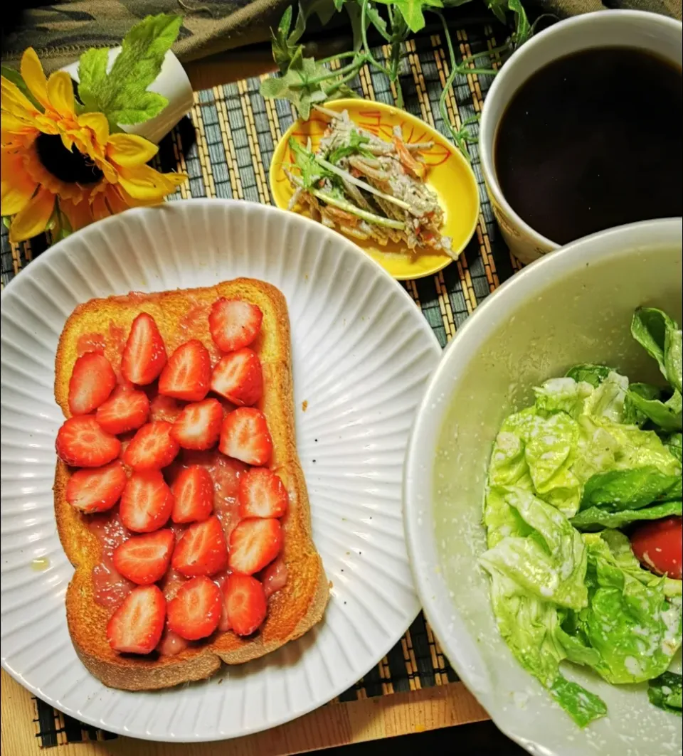 Snapdishの料理写真:朝ごパン〜手作り食パンと🍓バター🍓のせ👍うまうま美味しかった🍺|ペンギンさん