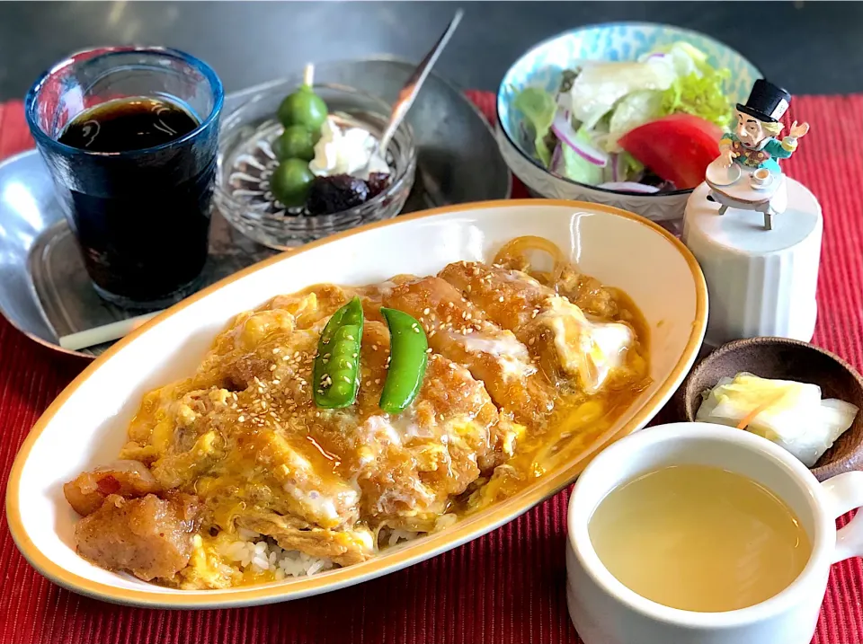 Snapdishの料理写真:炒り蒟蒻とカツ丼　Cook House Tsubaki|Toshimasa Chibaさん