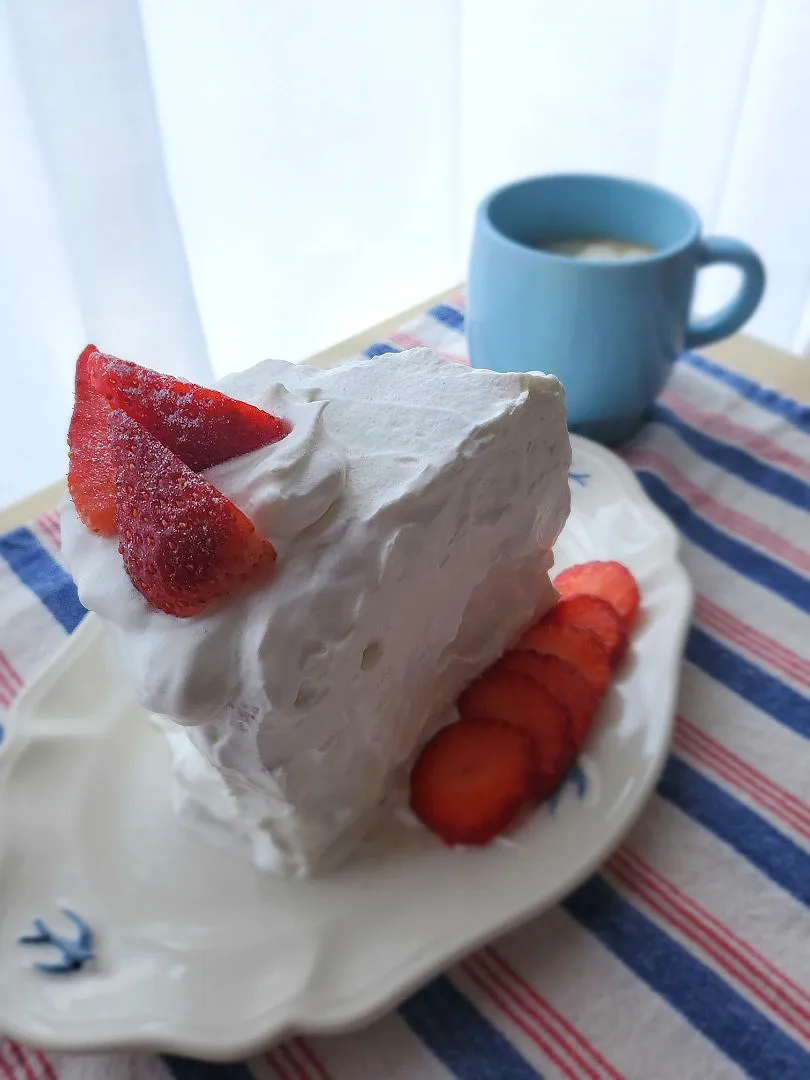 ヨッチャンさんの料理 
【とろけるショートケーキ🍰】　

とろけてないけど🍰私のは。

苦手だなぁ～　第一号作品|みるくここあさん