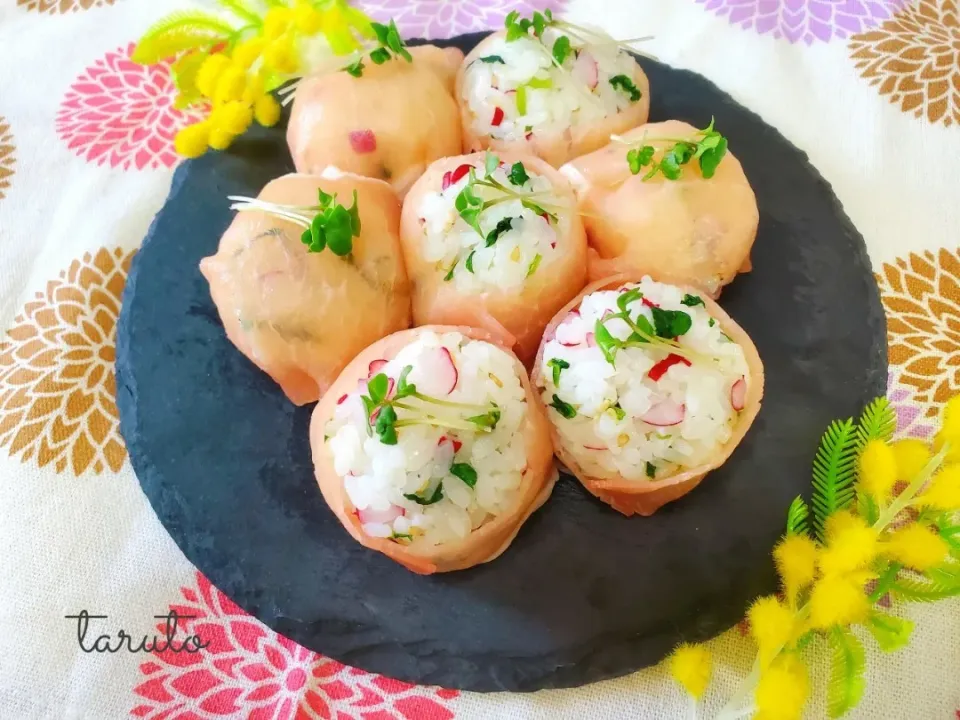 からちゃん♡の料理✨おうちでお花見気分♪🌸
ラディッシュ混ぜご飯で生ハムおにぎり😆💕|taruto⭐️さん