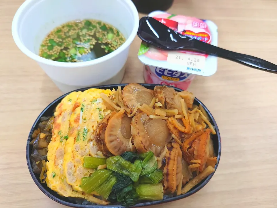 Snapdishの料理写真:★今日のお弁当★
❇️ベビーホタテの生姜甘辛煮
❇️鶏そぼろと小ネギの玉子焼き|☆Chieco☆さん