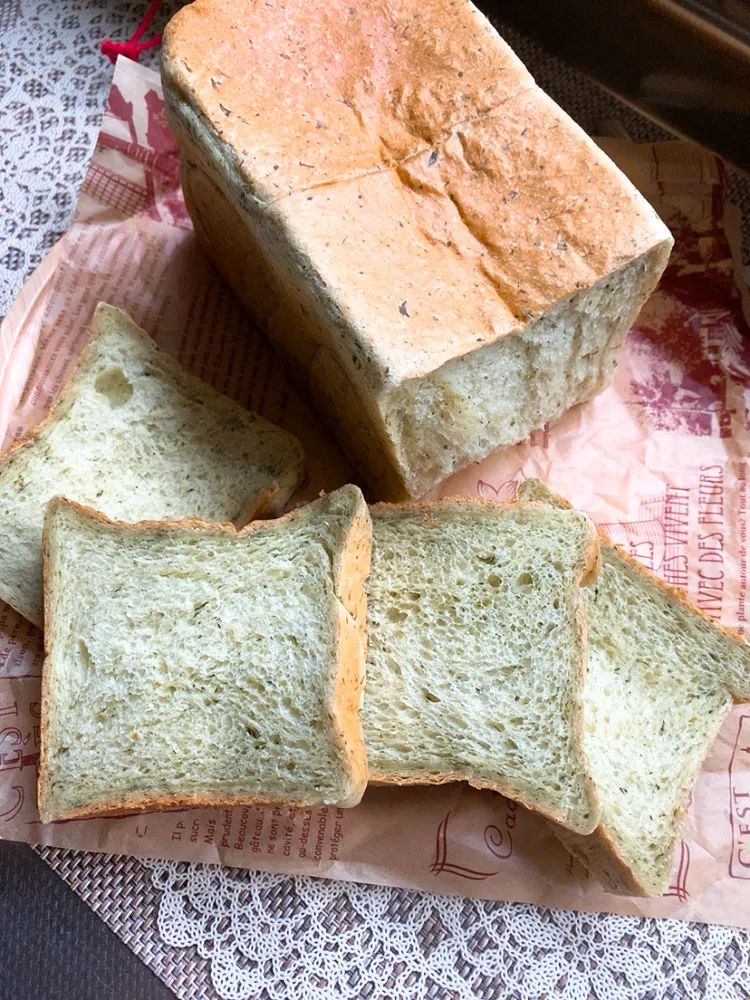 早起きして焼いた『よもぎペーストの角食パン🍞一斤』|mari ぱんさん