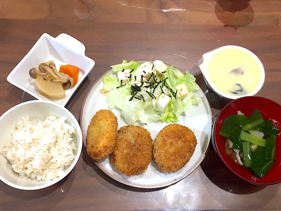 コロッケ 豆腐サラダ まいたけと小松菜の中華スープ 市販茶碗蒸し 煮物|おさむん17さん