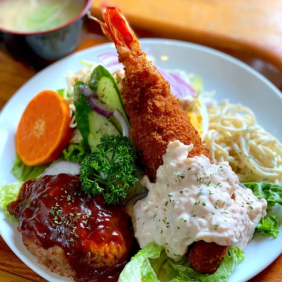 Snapdishの料理写真:特大エビフライ🍤ランチ|☘️yumiko😘💕さん