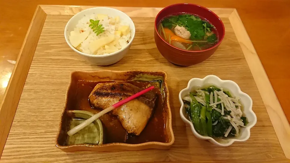 ☆タケノコご飯
☆ぶり照り焼き
☆小松菜とえのきの煮浸し
☆鶏肉と野菜のすまし汁|chikakoさん