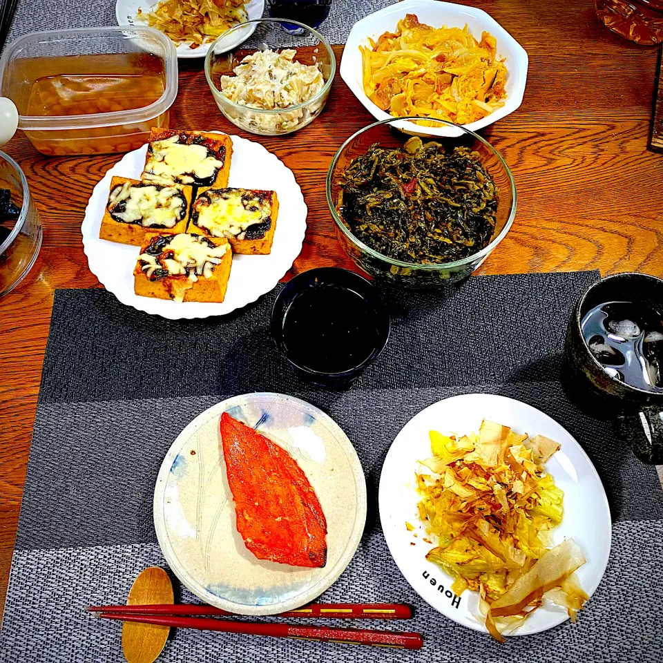 カジキの味醂漬け、厚揚げの味噌チーズやき、鶏もも肉と玉ねぎの卵とじ、焼きナス、高菜のピリカラ漬けの塩抜きをし煮た物、常備菜、漬物|yakinasuさん