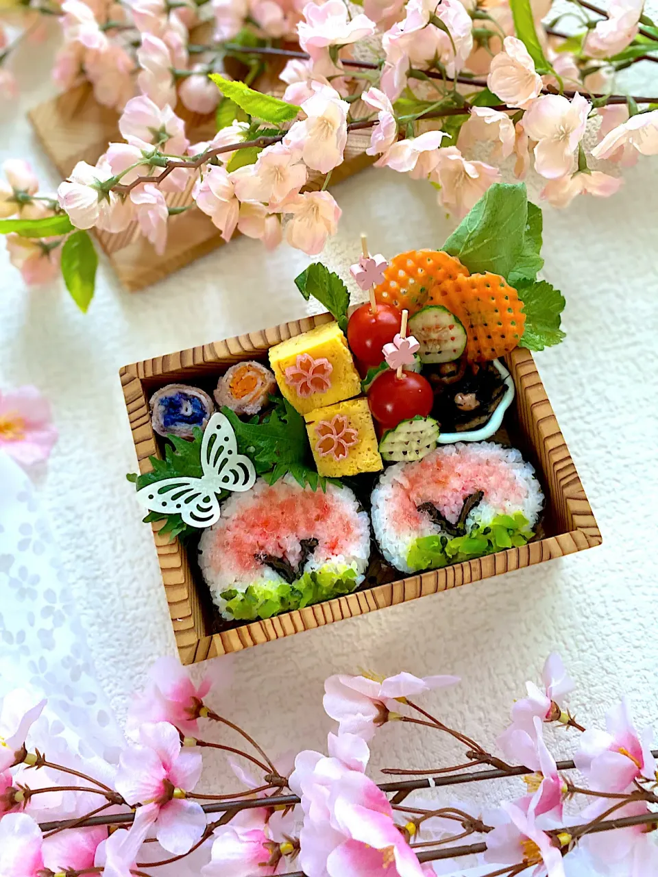 Snapdishの料理写真:満開の桜。飾り巻き寿司弁当|マーブルさん