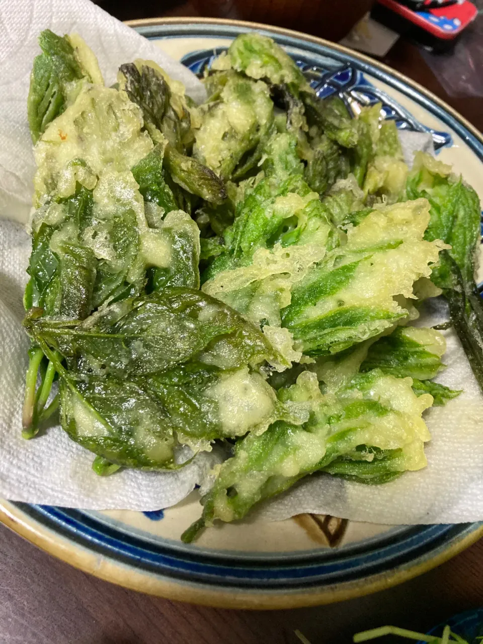 4月14日晩ご飯。毎年恒例採ってきた春の味、、タラの芽、こしあぶら、はないかだの天ぷら。|あやさん