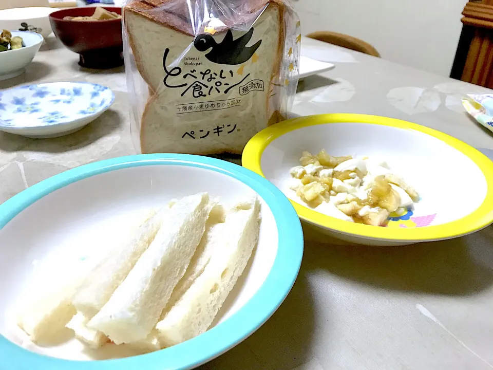 Snapdishの料理写真:【離乳食】食パン、バナナ豆腐|sayaさん