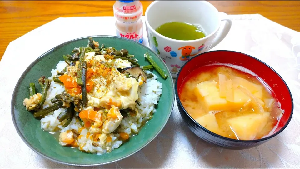 4/14の朝ごはん🌄🍴
蕨の卵とじ丼
新じゃがいもと玉ねぎの味噌汁|卯月さん